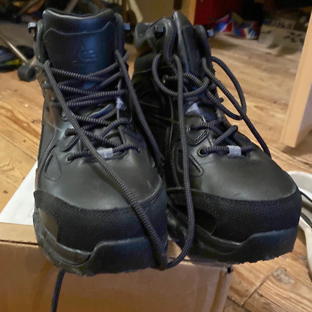 ACE work boots- steel toe as new